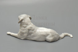Статуэтка «Собака, лежащая в расслабленной позе», фарфор, фабрика Пфеффер (Pfeffer), Гота, Германия, 1900-е