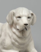 Статуэтка «Собака, лежащая в расслабленной позе», фарфор, фабрика Пфеффер (Pfeffer), Гота, Германия, 1900-е