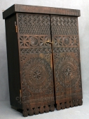 Шкафчик с круглыми розетками и геометрическим орнаментом