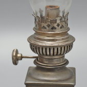 Старинная керосиновая лампа с цветочным декором, шпиатр, стекло, Kästner&Töbelmann (K&T), Эрфурт, Германия, нач. 20 в.