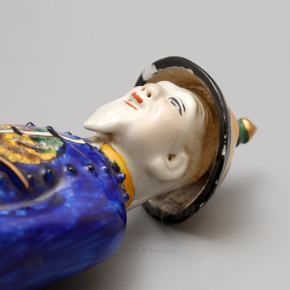 Китаец с круглыми фарами