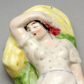 Крышка от масленки «Жница в снопах» (агитация), автор Данько Н. Я., ГФЗ, Волхов, 1920-е