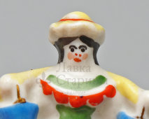 Статуэтка-миниатюра «Водоноска» из серии «Ярмарка», скульптор Андрианова Т. В., фарфор, Вербилки, 1950-60 гг.