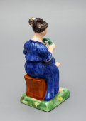 Старинная фарфоровая статуэтка «Девушка с венком», частный завод Гжели, к. 19, н. 20 вв.