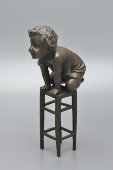 Статуэтка «Мальчик, играющий на стуле», скульптор Хуан Клара, бронза, Европа, 2000-е