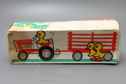 Советская детская игрушка «Трактор «Петруша» с прицепом», пластмасса, Завод «Северный пресс», 1980-е годы