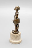 Интерьерная бронзовая статуэтка «Юный курильщик с корзиной», мраморная подставка, Европа, кон. 19 в.