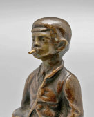 Интерьерная бронзовая статуэтка «Юный курильщик с сапогами», мраморная подставка, Европа, кон. 19 в.