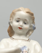 Статуэтка «Девочка, плетущая венок», скульптор Т. Н. Сапожникова, Гжель, 1950-60 гг.