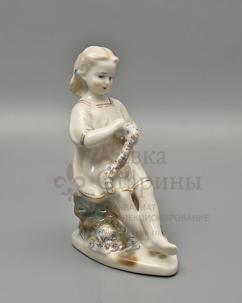 Купить статуэтку «Девочка, плетущая венок», скульптор Сапожникова
