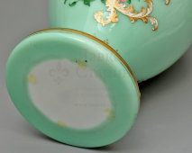 Старинная настольная ваза с ручками, двуцветноее стекло, Россия (?), 2-я пол. 19 века