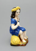Старинная фарфоровая статуэтка «Девочка-жница с серпом», частный завод Гжели, к. 19, н. 20 вв.