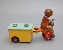 Заводная механическая игрушка «Мишка на велосипеде с прицепом», СССР, 1960-70 гг.