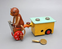 Заводная механическая игрушка «Мишка на велосипеде с прицепом», СССР, 1960-70 гг.