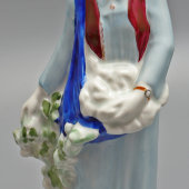 Агитационная фарфоровая статуэтка «Азербайджанка с хлопком» из серии «Урожай» для ВСХВ (ВДНХ), скульптор Данько Н. Я., Дулево, 1939 г.