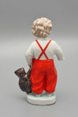 Фигурка «Мальчик с мишкой» в красном комбинезоне, скульптор Холодная М. П., ЛФЗ, 1950-е
