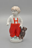 Фигурка «Мальчик с мишкой» в красном комбинезоне, скульптор Холодная М. П., ЛФЗ, 1950-е