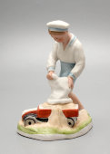 Статуэтка «Мальчик с машинкой в песочнице», скульптор Трипольская Е. Р., ДФЗ Вербилки, 1930-32 гг.