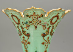 Старинная настольная ваза для цветов, двуцветноее стекло, Россия (?), 2-я пол. 19 века