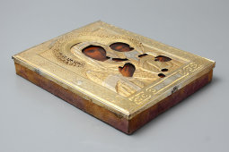 Венчальная пара в киоте: иконы «Господь Вседержитель» и «Богородица Иверская» в серебряных окладах, Москва, кон. 19 в.