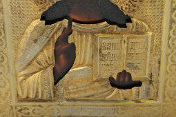 Венчальная пара в киоте: иконы «Господь Вседержитель» и «Богородица Иверская» в серебряных окладах, Москва, кон. 19 в.