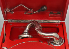 Красный советский патефон чемоданного типа ПТ-3, Коломенский патефонный завод, НКТП Грампласттрест, 1935-37 гг.