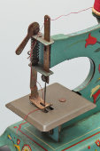Антикварная детская игрушечная швейная машинка «Lindstrum's Little Miss» (Маленькая мисс Линдструм​), металл, США, 1930-40 гг.