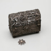 Шкатулка в виде сундучка, Россия, 19 век, серебро, скань