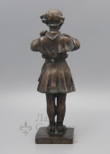 Скульптура «Школьница»