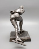 Скульптура «Cпортсменка-конькобежец М. Г. Исакова», скульптор Е. А. Янсон-Манизер, силумин, СССР, 1956 г.