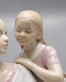 Статуэтка «Мама с дочкой», матовый фарфор, Pavone, Италия, 2000-е