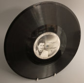 Пластинка с песнями «Путь из Мьереса» и «Черный веер». Исполняет М.П. Максакова. Москворецкий завод.