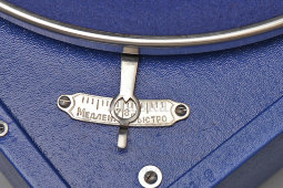 Отечественный патефон-чемоданчик, модель ПТ-3, Ленинградский граммофонный завод, НКМ Главширпотреб, 1938-39 гг.