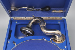 Отечественный патефон-чемоданчик, модель ПТ-3, Ленинградский граммофонный завод, НКМ Главширпотреб, 1938-39 гг.