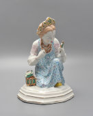 Статуэтка «Малахитовая шкатулка», скульптор Богданова О. М., фарфор ЛЗФИ, 1952-56 гг.