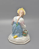 Статуэтка «Малахитовая шкатулка», скульптор Богданова О. М., фарфор ЛЗФИ, 1952-56 гг.