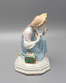 Статуэтка «Малахитовая шкатулка», скульптор Богданова О. М., фарфор ЛЗФИ, 1952-56 гг.