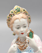 Статуэтка «Малахитовая шкатулка», скульптор Богданова О. М., фарфор ЛЗФИ, 1952-56 гг.