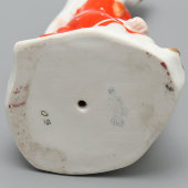 Статуэтка «Пионерка с книгой», скульптор В. Г. Стамов, художник Е. Н. Лупанова, ЛФЗ, 1940-е