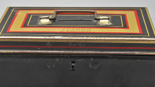 Старинная жестяная копилка «Сундучок», модель № 10016​, компания Chad Valley, Англия, 1940-е