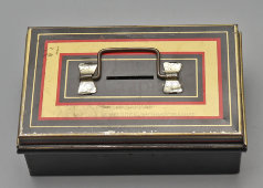 Старинная жестяная копилка «Сундучок», модель № 10016​, компания Chad Valley, Англия, 1940-е