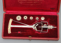 Старинный офтальмологический тонометр Шитца (Professor Schiotz Tonometer) в футляре, N. Jacobsen, Кристиания, Норвегия, 1900-е