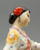 Фигурка «Китаянка с барабаном» (Барабанщица), скульптор О. С. Артамонова, Вербилки, 1950-60 гг.