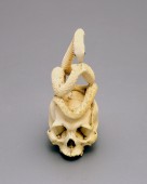 Нэцкэ из кости «Змея на человеческом черепе»