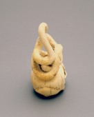 Фигурка из кости «Змея на человеческом черепе»