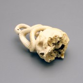 Фигурка из кости «Змея на человеческом черепе»