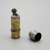 Старинная военная бензиновая зажигалка в виде снаряда