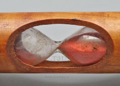 Старинные песочные часы в деревянном корпусе, 1,5 мин, Европа, 19 в.