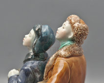 Фигурка «Друзья птиц», скульптор Холодная М. П., фанс, ЗиК Конаково, 1950-е