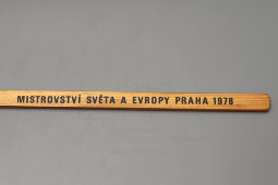 Сувенир «Клюшка» на память в участии в 45 Чемпионате мира и Европы по хоккею с шайбой с автографами хоккеистов, Прага, 1978 г.
